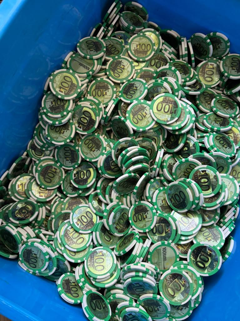 Mega hoeveelheid 100 euro fiches voor poker/casino, Vijf spelers of meer, Ophalen, Zo goed als nieuw