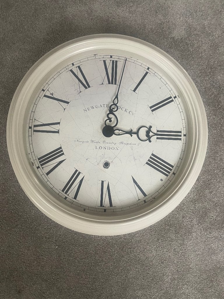 Grote Newgate Gallery wandklok 50 cm -creme- vintage, Huis en Inrichting, Ophalen, Vintage, Analoog, Werkt op batterijen