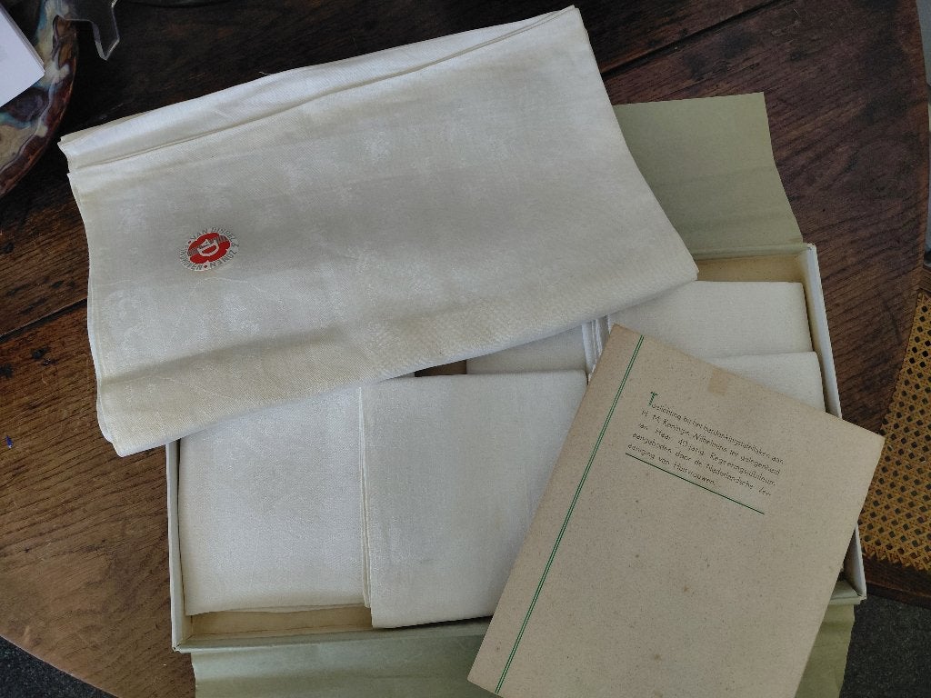 Zeldzaam herdenkingstafelkleed 1938 (Wilhelmina 40 jaar), Verzamelen, Koninklijk Huis en Royalty, Ophalen of Verzenden, Gebruikt