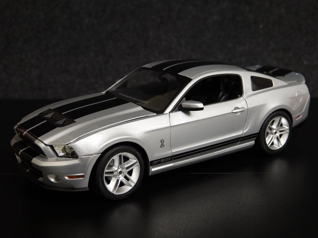 Greenlight 1:18 2011 Shelby Mustang GT500 zilvergrijs-zwart, Hobby en Vrije tijd, Modelauto's | 1:18, Overige merken, Auto, Onbekend