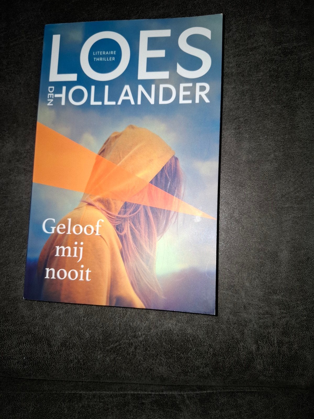 Geloof mij nooit - Loes den Hollander, Ophalen of Verzenden, Zo goed als nieuw, Loes den Hollander