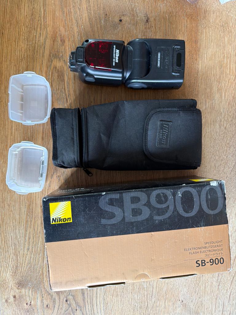 Nikon Speedlight SB-900 flitser met accessoires, Ophalen of Verzenden, Zo goed als nieuw, Nikon, Kantelbaar
