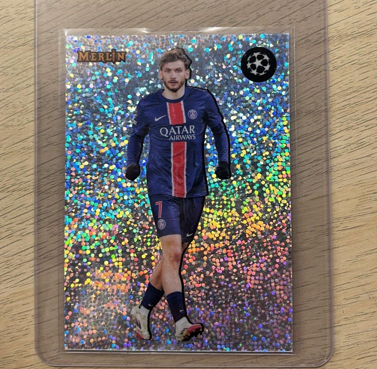 Kvicha Kvaratshkelia Topps Merlin Shiny Case Hit CL 25/26, Ophalen of Verzenden, Nieuw, Buitenlandse clubs, Spelerskaart