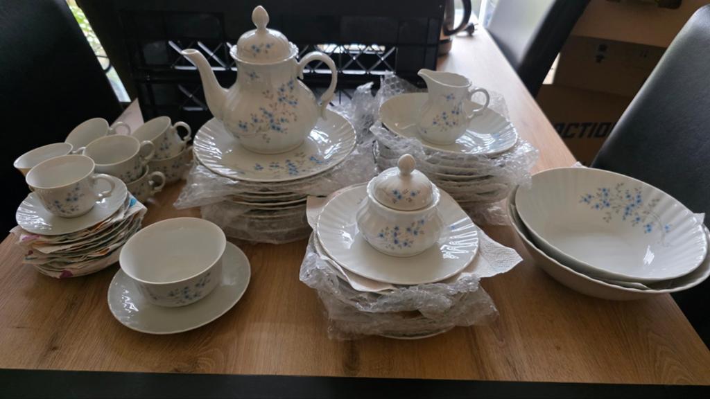 Compleet servies 9 persoons met blauwe bloemen, Ophalen, Zo goed als nieuw, Porselein, Compleet servies