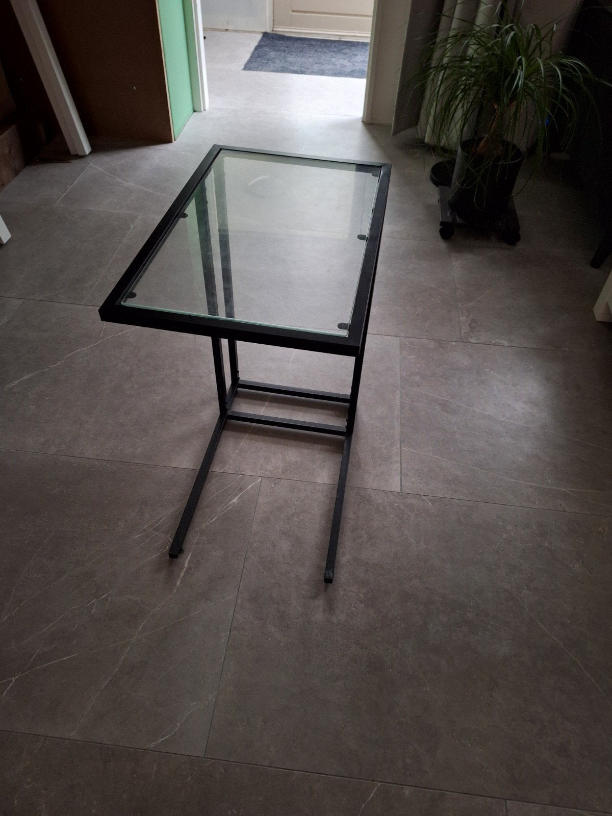 Bijzettafel met glazen blad en metalen frame, Ophalen, Gebruikt, 55 tot 75 cm, Glas
