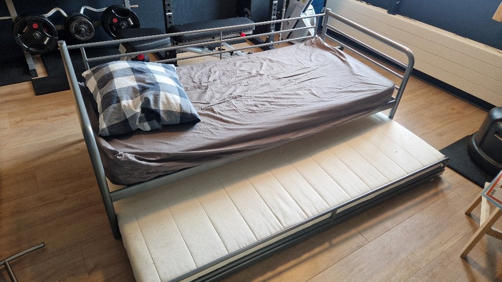 IKEA Svärta, metalen onderschuifbed met lattenbodems, Ophalen, Gebruikt, 90 cm, Eenpersoons
