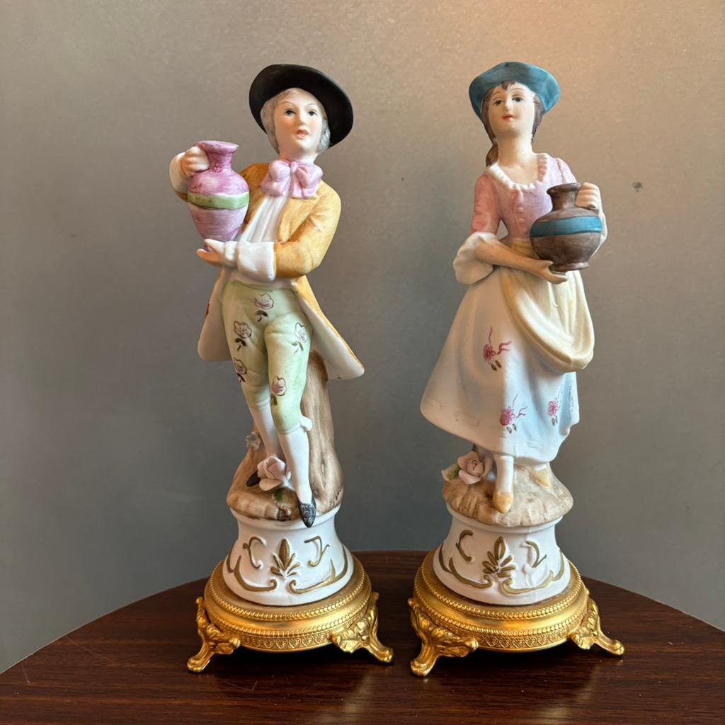 2 prachtige biscuit beeldjes, man en vrouw met kruik, Antiek en Kunst, Ophalen of Verzenden