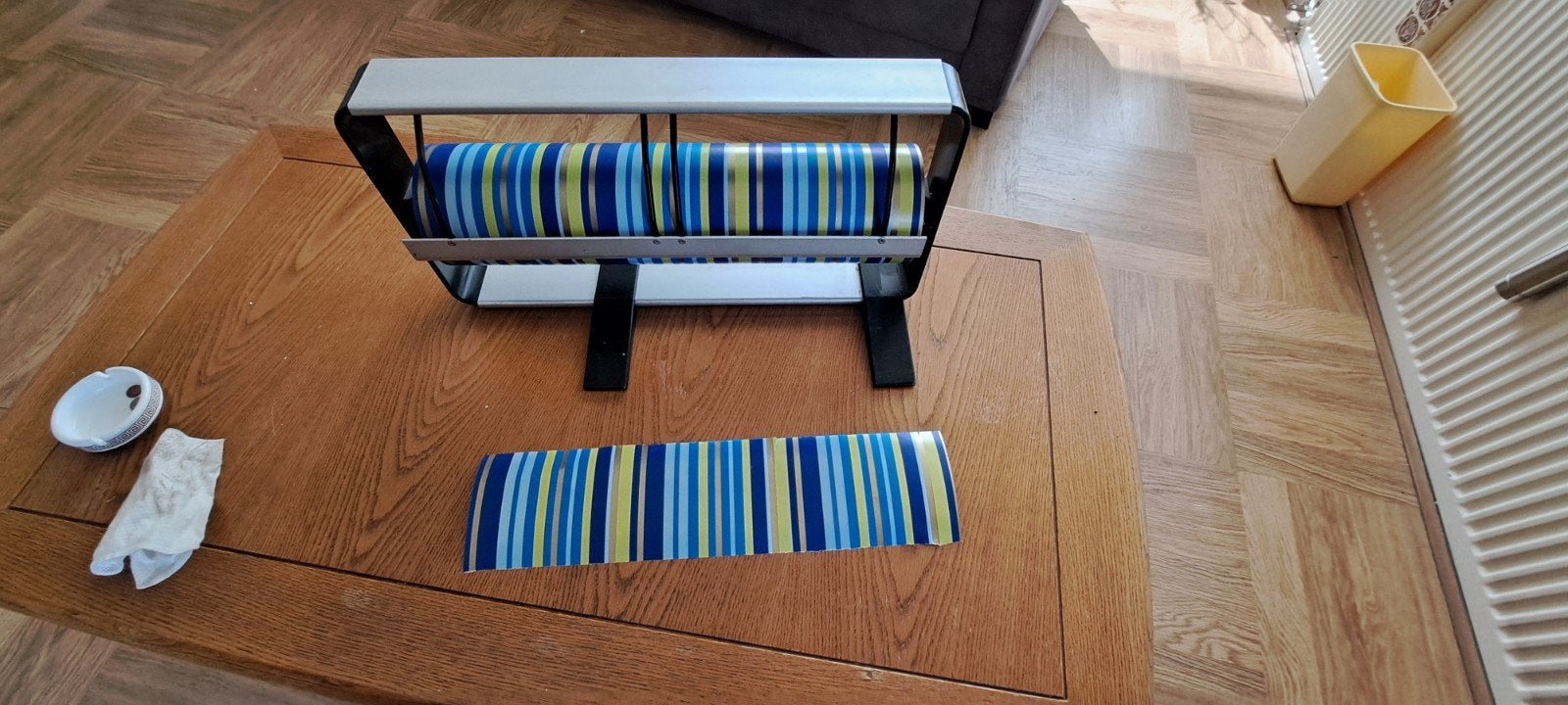 Cadeaupapierhouder van Legro, Ophalen