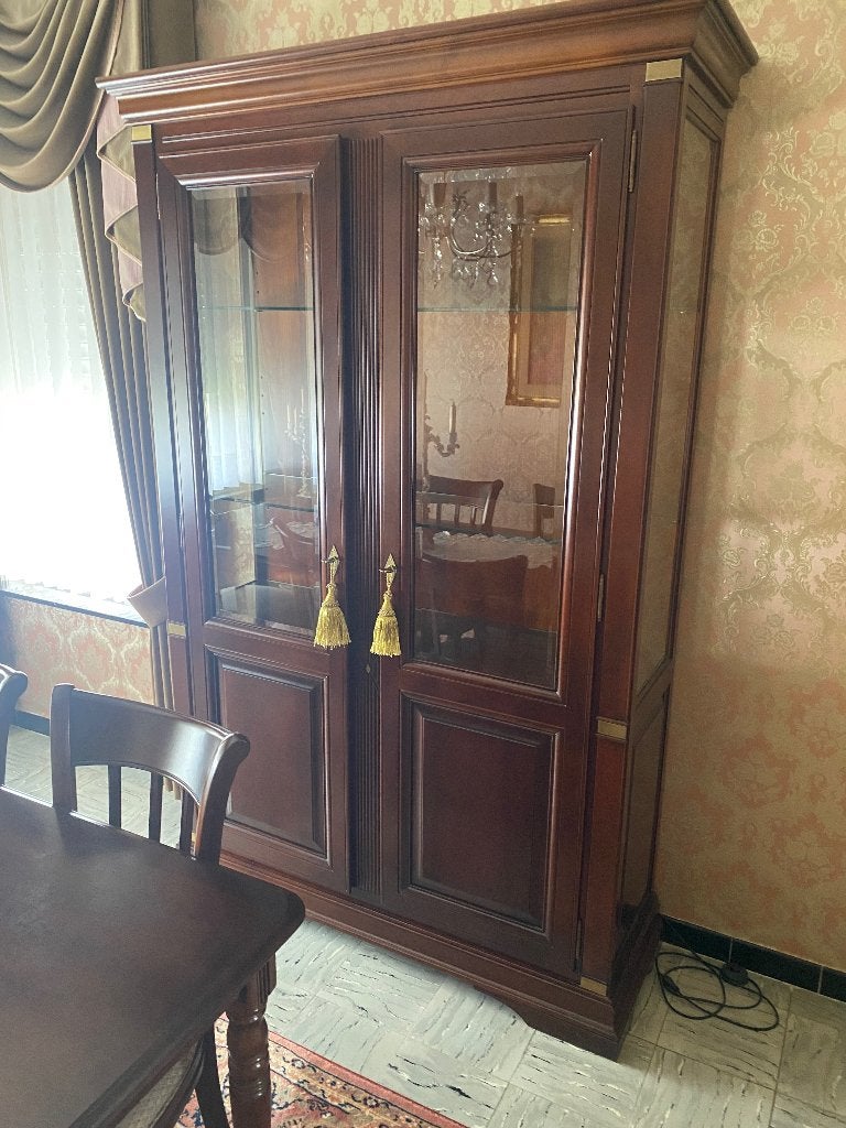 Eetplaats met ovale tafel 6 stoelen porseleinen kast  kast, Huis en Inrichting, Ophalen, Zo goed als nieuw, Notenlaren eetkamer