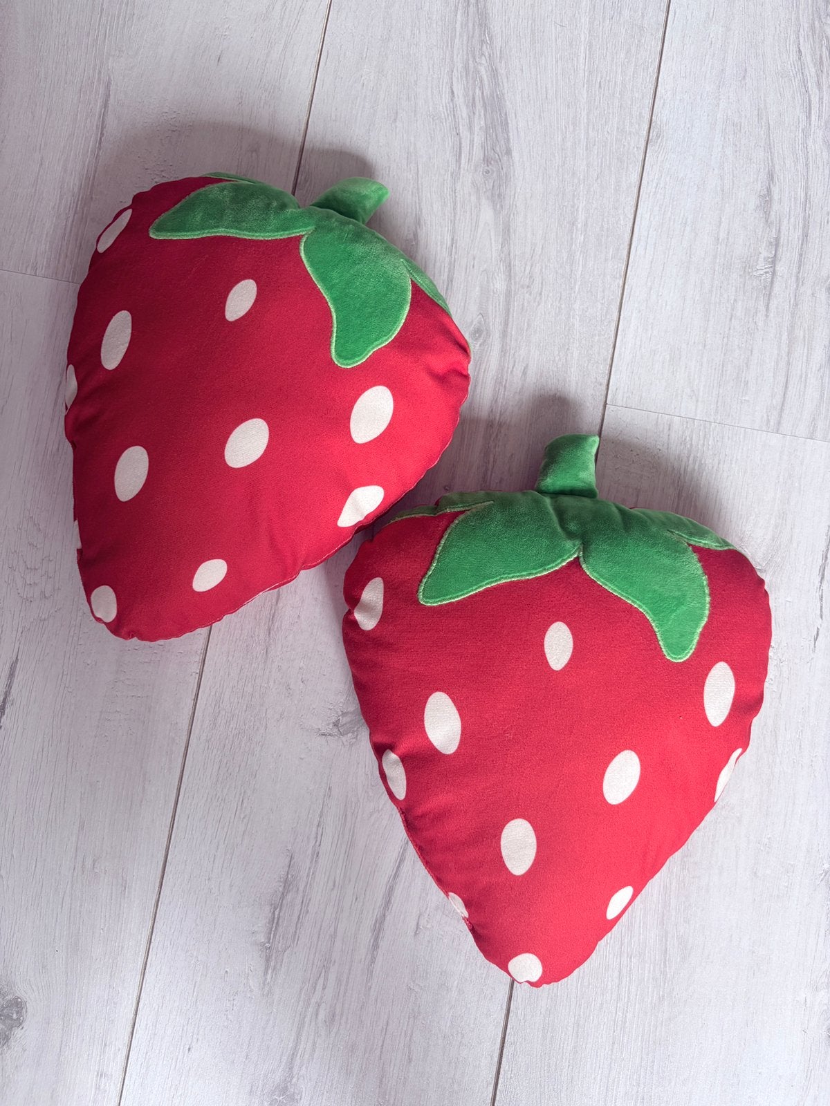 Twee aardbei kussentjes., Ophalen of Verzenden, Zo goed als nieuw