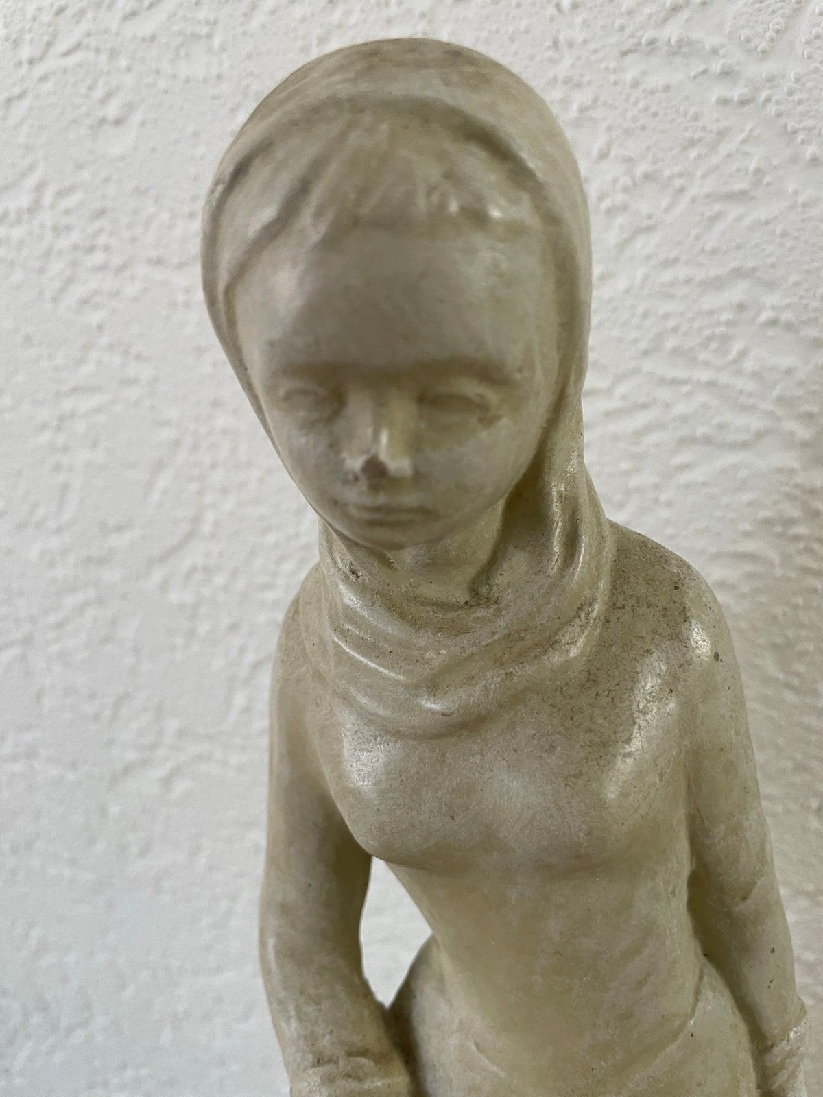 Vintage beeldje van vrouw met kruik, gips, 29 cm, Gips, Ophalen of Verzenden, 20 - 50 cm, Beeld