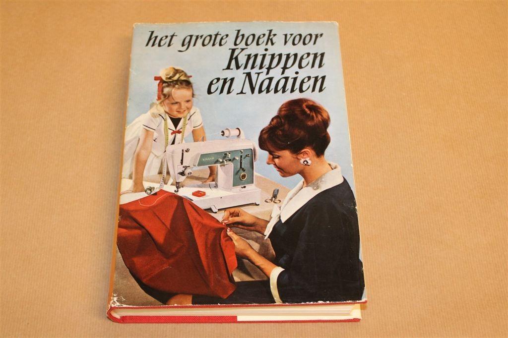 Het Grote Boek Voor Knippen En Naaien — Vintage 1968, Boeken, Ophalen of Verzenden, Gelezen, Overige onderwerpen
