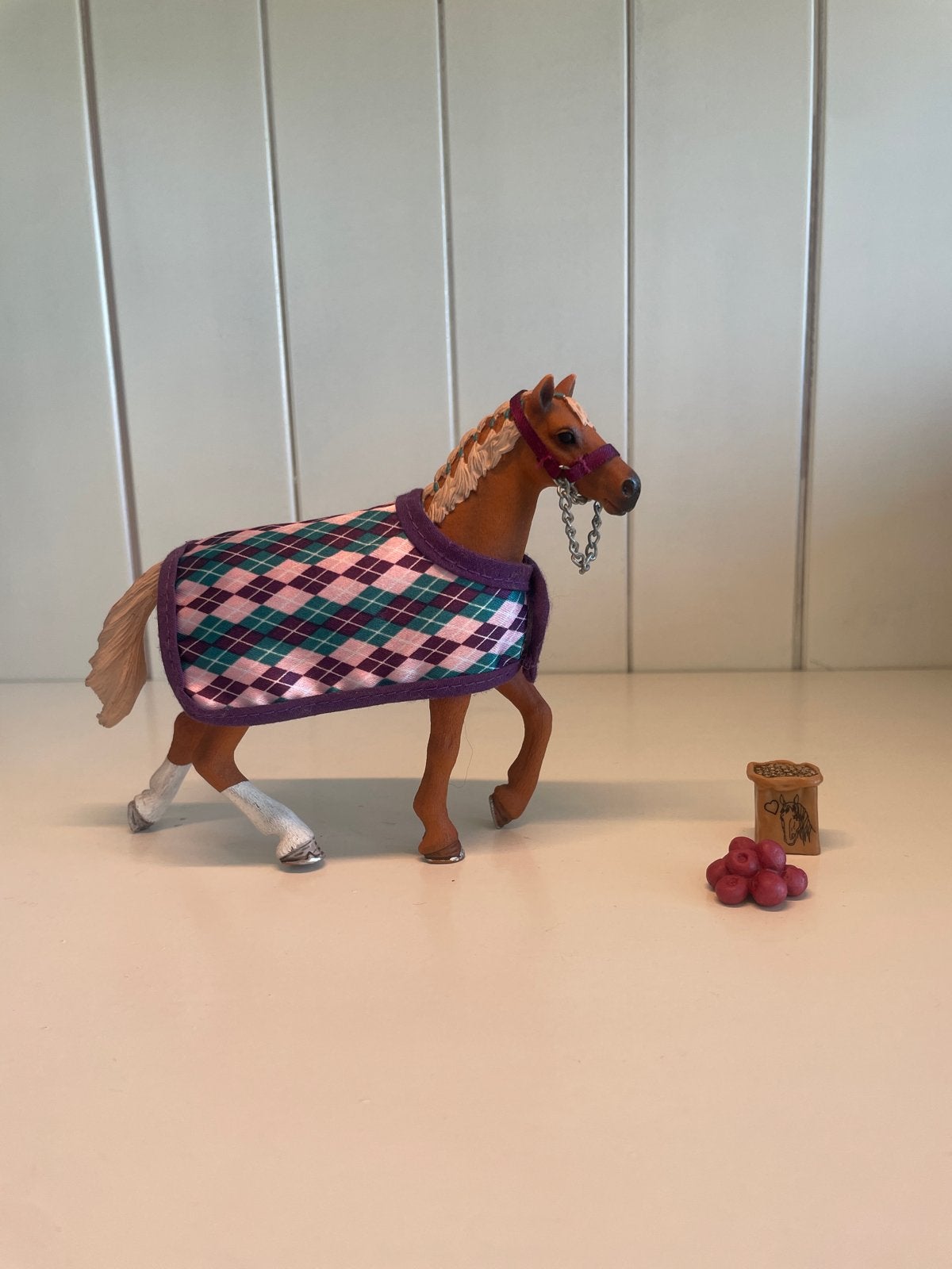 Schleich paard met deken en accessoires, Verzamelen, Ophalen of Verzenden, Zo goed als nieuw