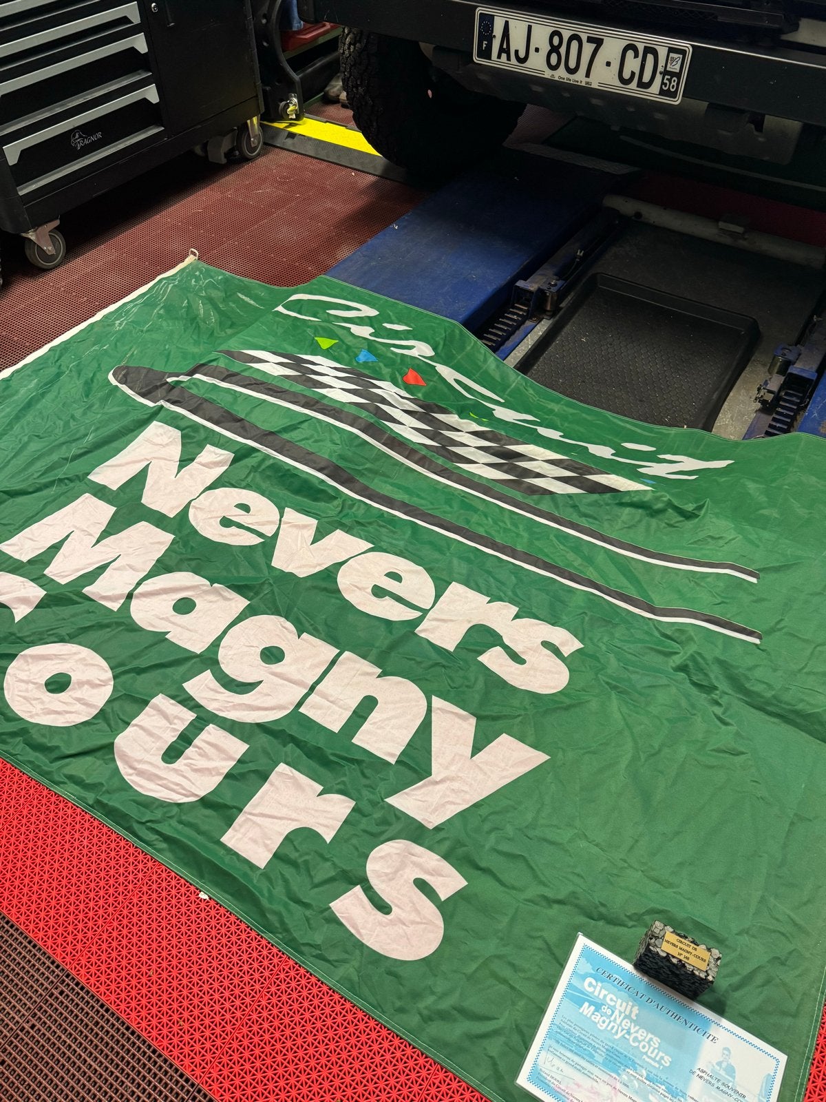 F1 Magny Cours Vlag & Asfaltstuk met Certificaat, Ophalen of Verzenden, Gebruikt, Formule 1