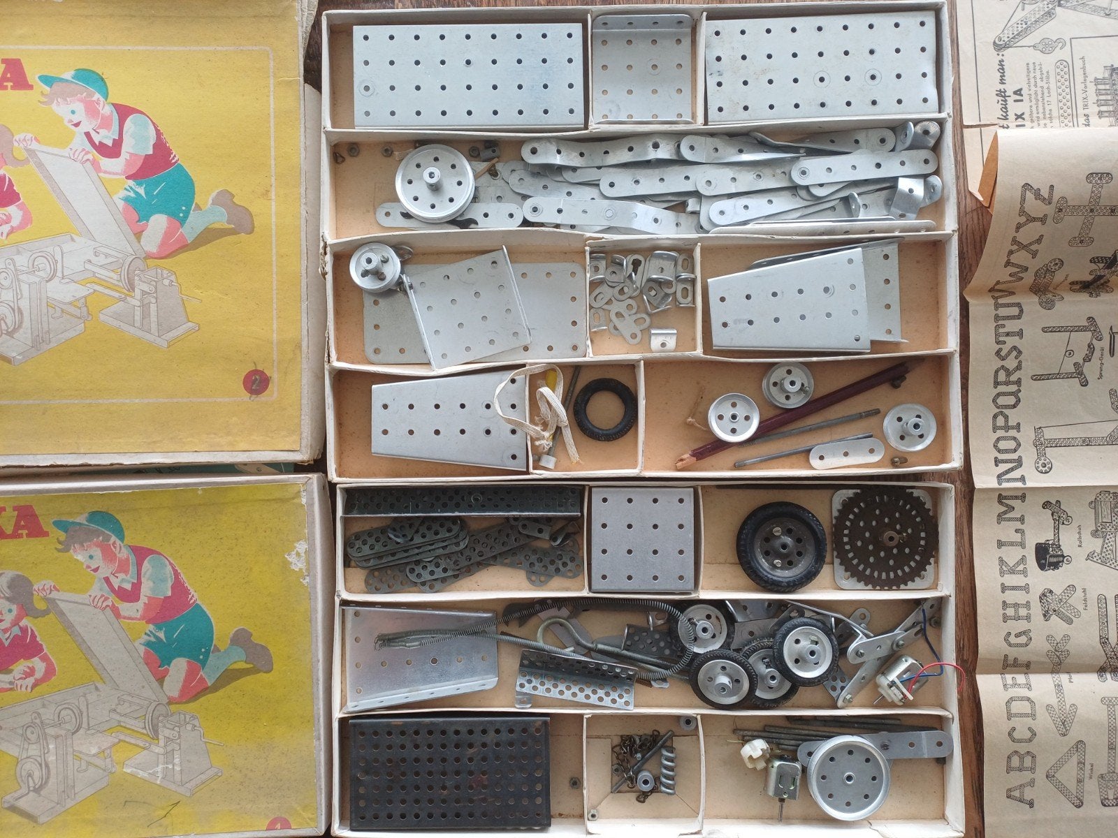 2 Oude Mechanika Meccano Bouwdozen & Boekjes voor € 20, Ophalen