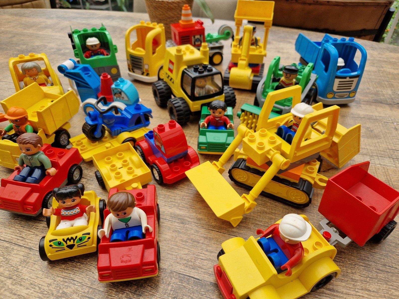 Grote collectie Duplo voertuigen met poppetjes