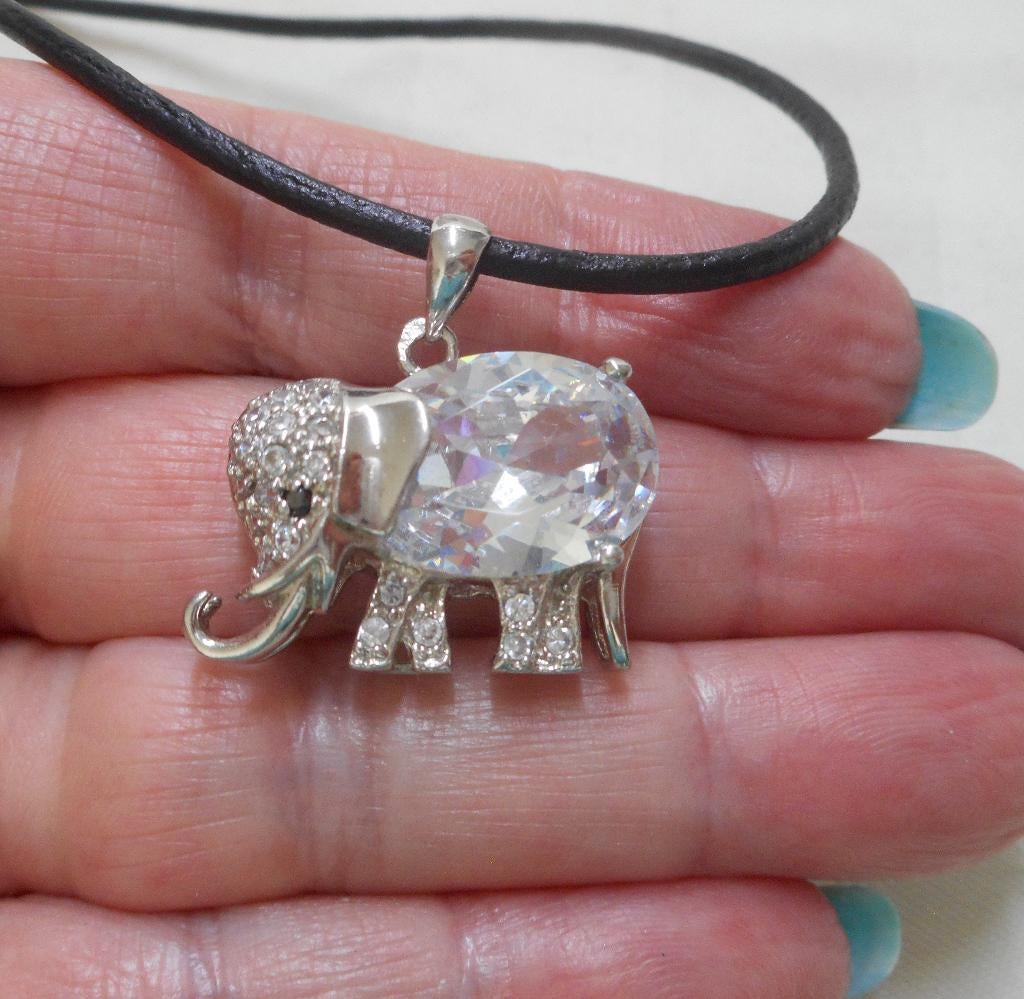 Zilveren olifant hanger aan leren koord nr.391