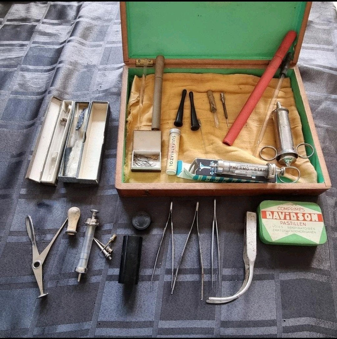 Antieke houten kist met medische instrumenten, Antiek en Kunst, Curiosa en Brocante, Ophalen of Verzenden