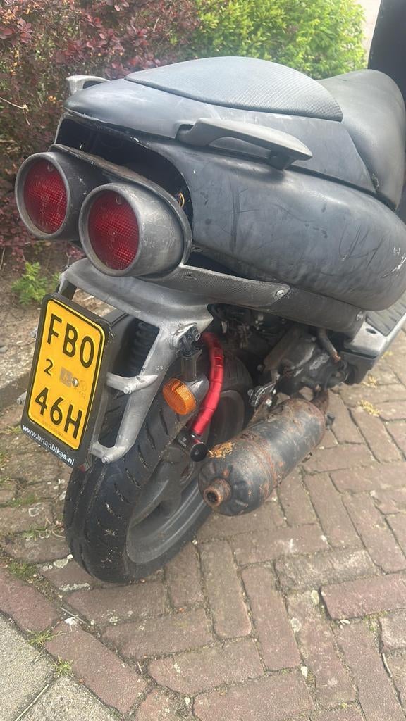 Zwarte Scooter - Opknapper of voor onderdelen, Gebruikt, Maximaal 45 km/u, 49 cc, Benzine