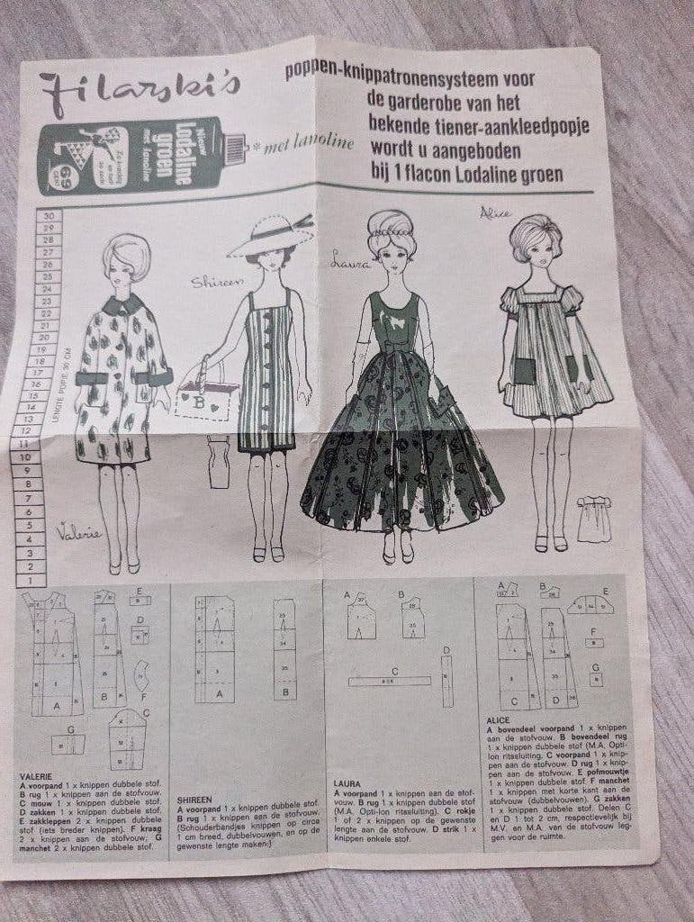 Barbie vintage kleding patronen, Verzamelen, Poppen, Ophalen of Verzenden, Zo goed als nieuw, Kleertjes
