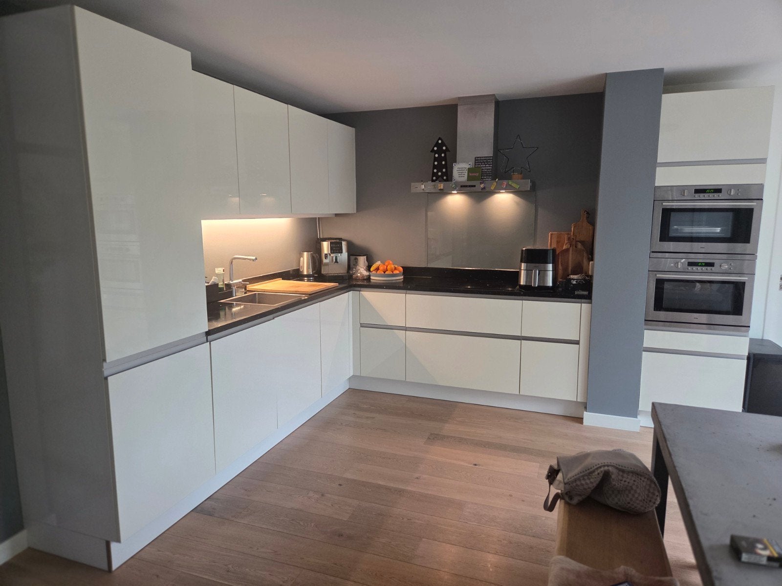 Hoogglans witte hoekkeuken met werkende apparatuur - keuken, Huis en Inrichting, Keuken | Complete keukens, Ophalen, Gebruikt