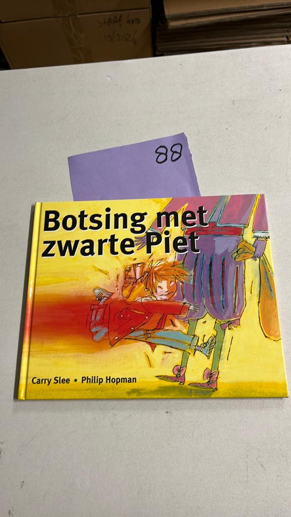 Botsing met Zwarte Piet - Carry Slee & Philip Hopman, Ophalen of Verzenden, Zo goed als nieuw, Fictie algemeen