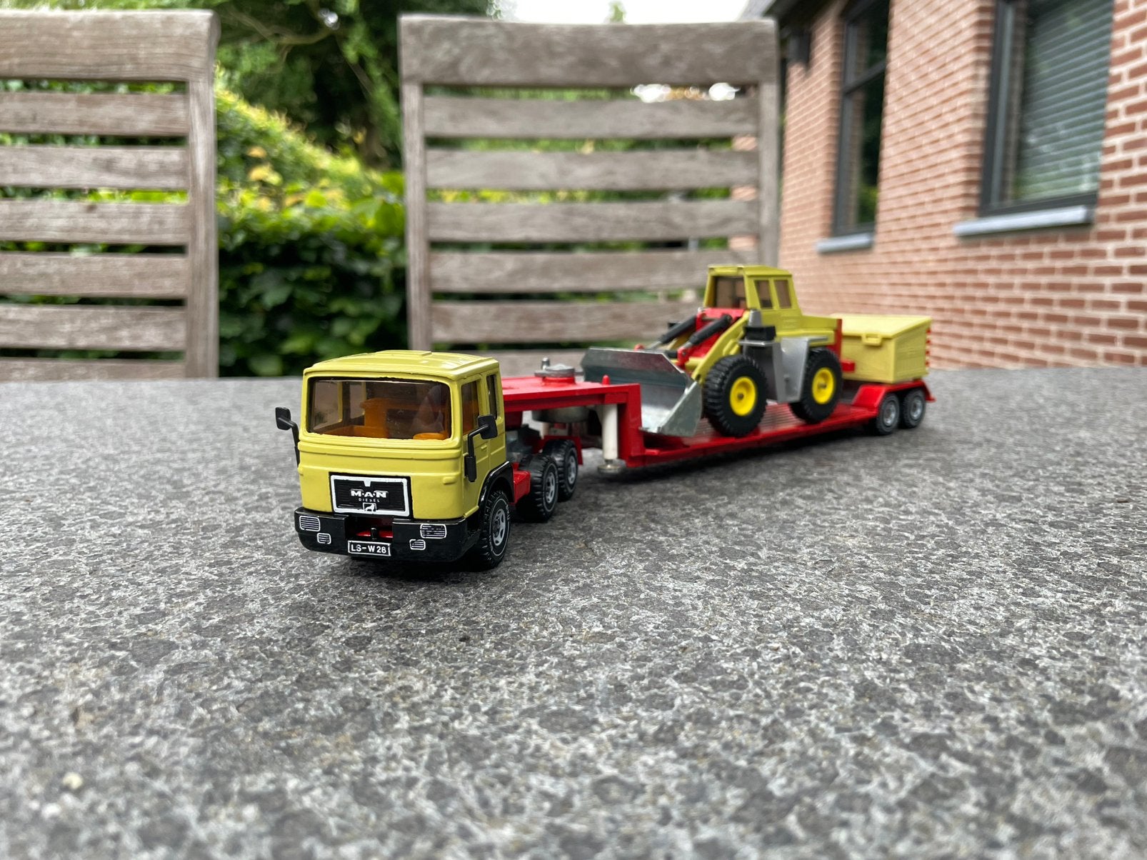 Siku 3716 - MAN 8156F met dieplader en shovel, Hobby en Vrije tijd, Modelauto's | 1:50, Ophalen of Verzenden, Nieuw, Bus of Vrachtwagen
