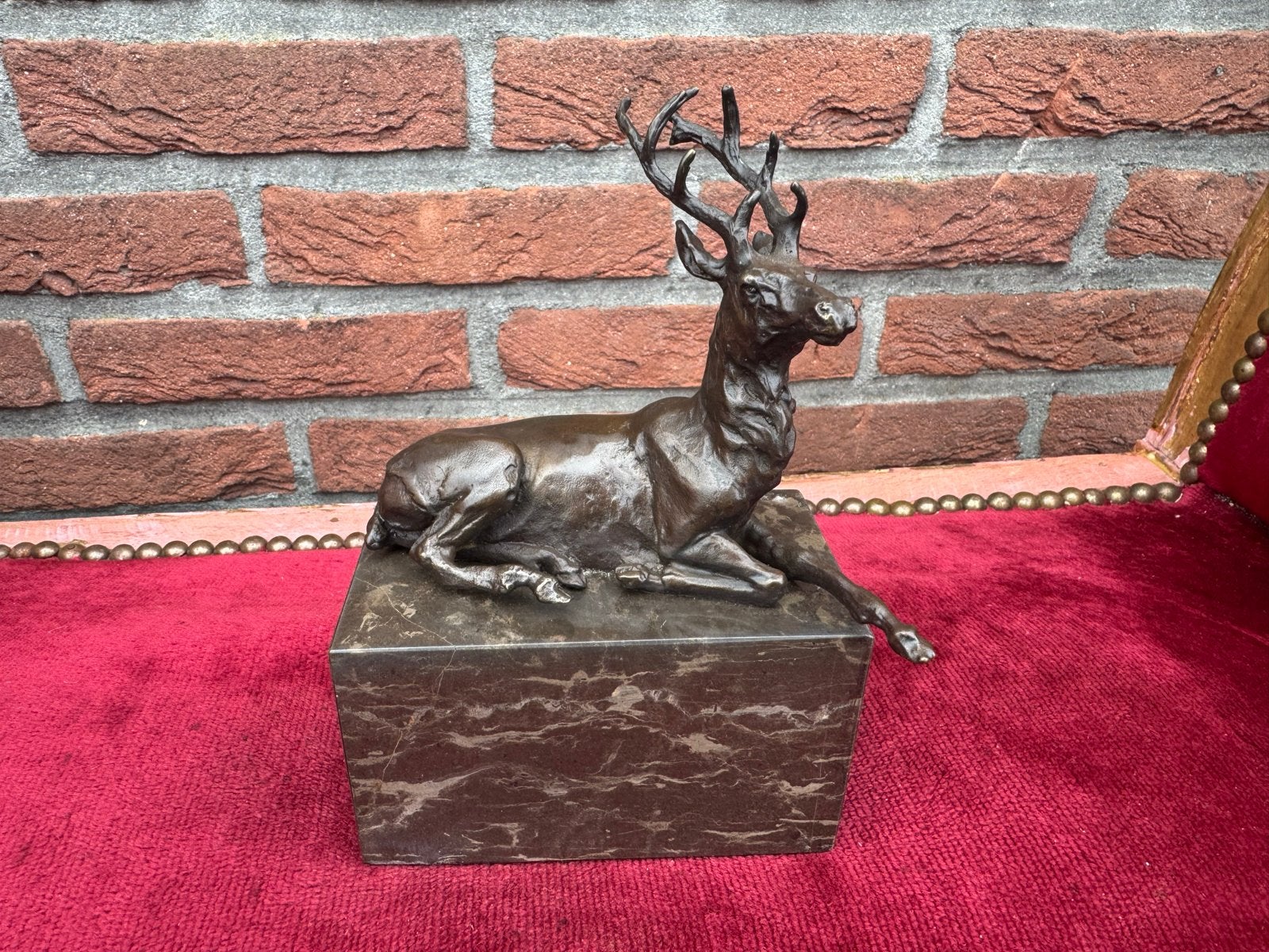 bronzen hert op marmeren sokkel - gesigneerd Carvin, Minder dan 20 cm, Ophalen of Verzenden, Beeld, Bruin