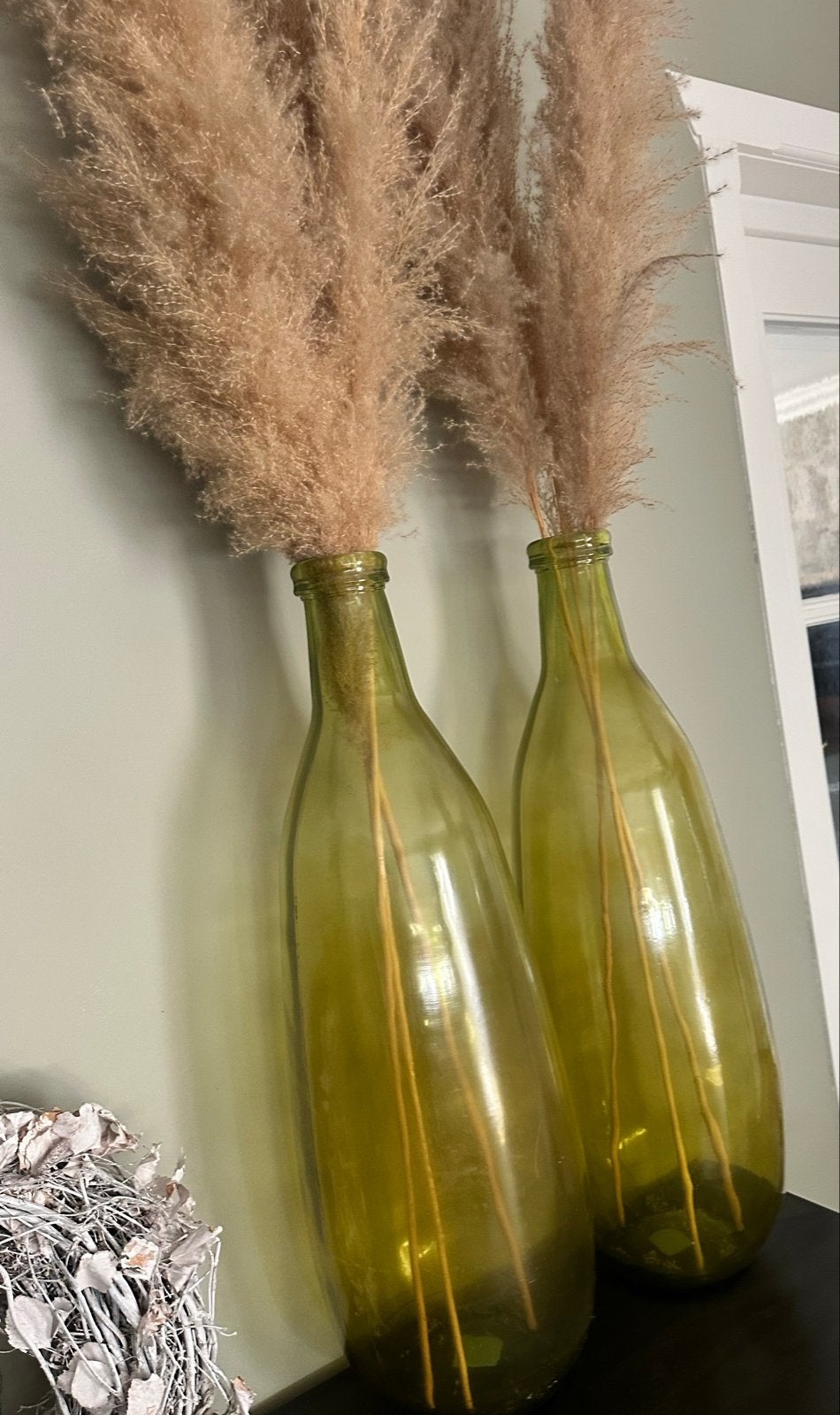Grote groene glazen vazen met pampasgras, Gebruikt, Ophalen of Verzenden, Glas, Geschikt voor droogbloemen