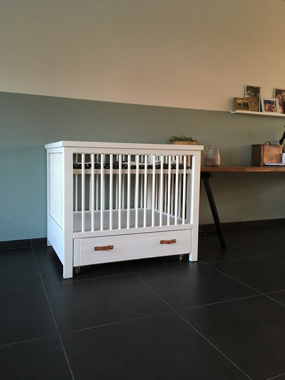Houten babybox op wielen | Verstelbare bodem | Opberglade, Kinderen en Baby's, Boxen, Ophalen, Gebruikt, Vierkant, In hoogte verstelbaar