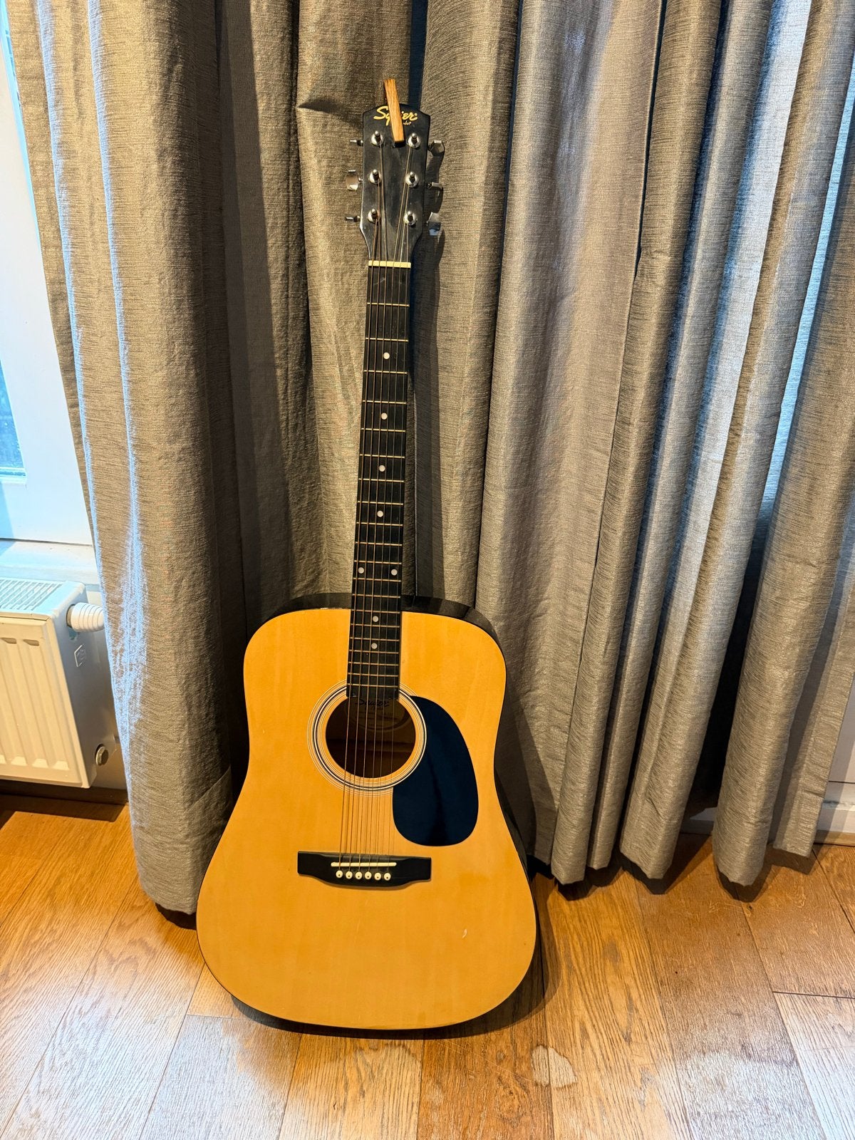 Squier by Fender akoestische gitaar met capo en plectrums, Muziek en Instrumenten, Snaarinstrumenten | Gitaren | Akoestisch, Ophalen
