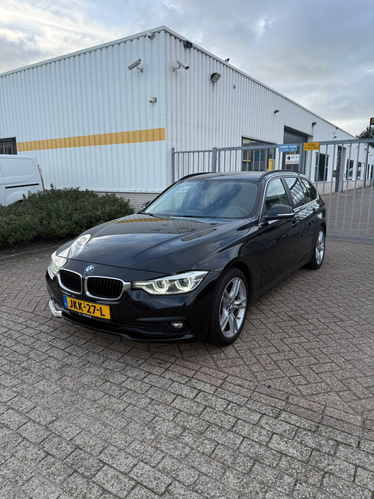 BMW 3-serie Touring 320d Executive 2017 Zwart, Auto's, Automaat, 745 kg, Zwart, Bi-Xenon koplampen