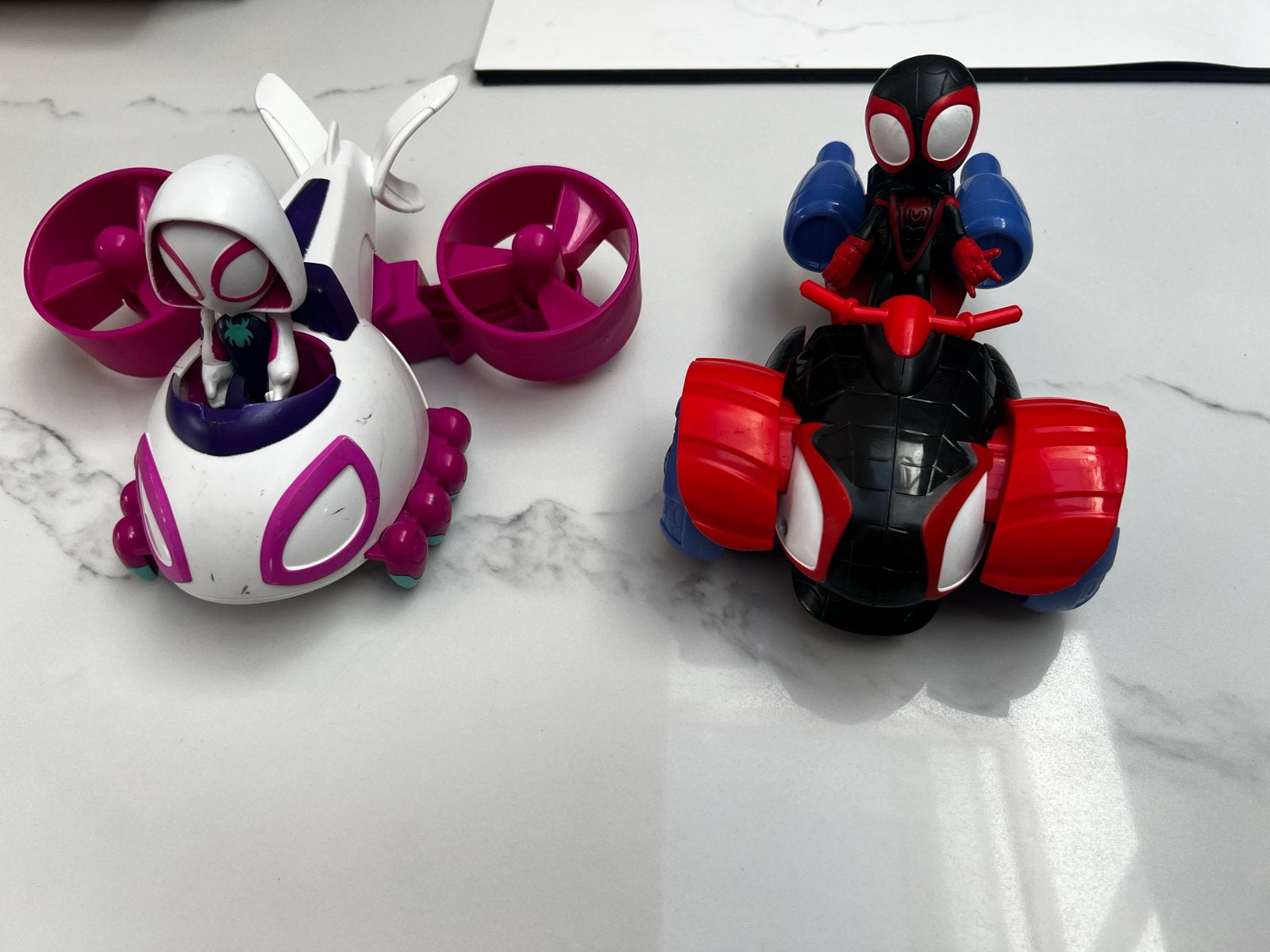Spider-Man en Spider-Gwen speelgoedvoertuigen, Ophalen of Verzenden, Gebruikt