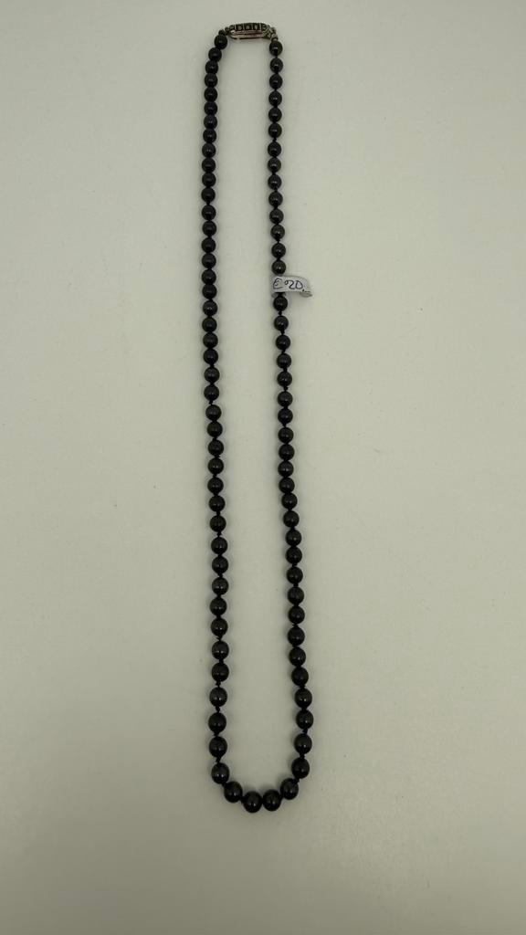 Antiek geknoopte ketting van kleine zwarte kraaltjes., Verzenden, Overige materialen, Ketting