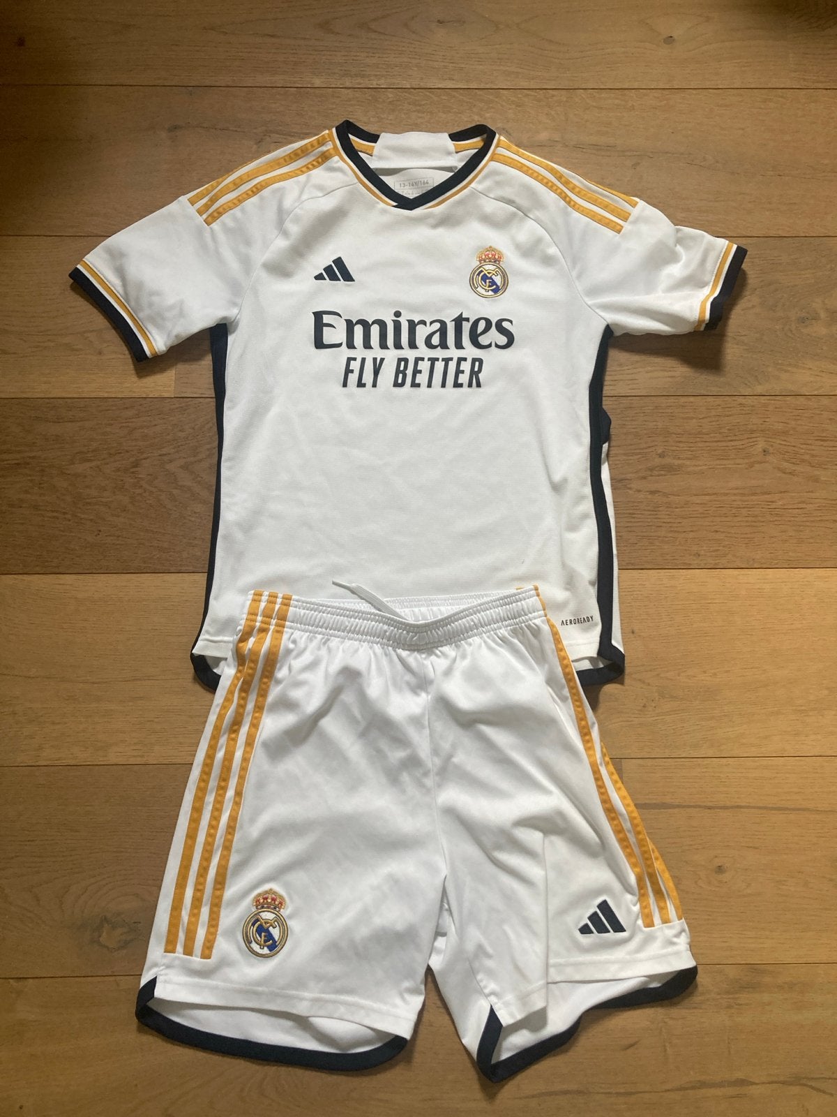 Origineel Real Madrid voetbalpak  - Maat 164, Ophalen of Verzenden, Zo goed als nieuw, Jongen of Meisje, Sport- of Zwemkleding