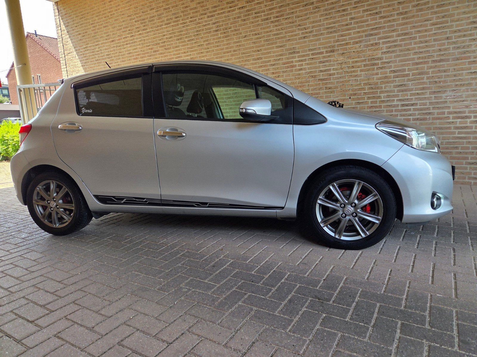 Toyota Yaris 1.3 16V Vvt-i 5DR 2012 Grijs, Auto's, Toyota, Particulier, Yaris, Benzine, C, Hatchback, Handgeschakeld, Geïmporteerd