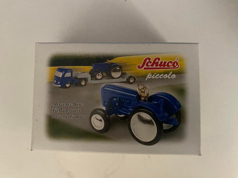Schuco Piccolo Mercedes dieplader met Porsche tractor OVP, Ophalen of Verzenden, Zo goed als nieuw, Bus of Vrachtwagen, Schuco