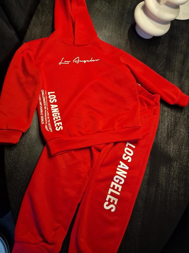 rood trainingspak van Shein met 'Los Angeles'  Maat 134 (9 j, Kinderen en Baby's, Kinderkleding | Maat 134, Ophalen of Verzenden
