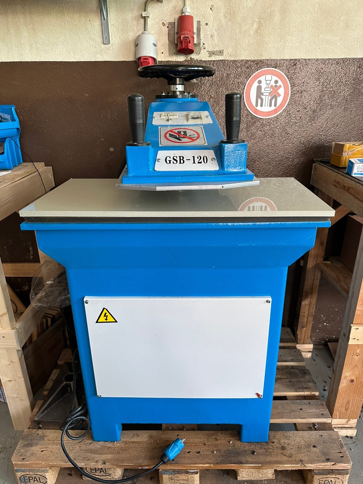Stansmachine Zwenkarmstans 220 V, Ophalen, Zo goed als nieuw