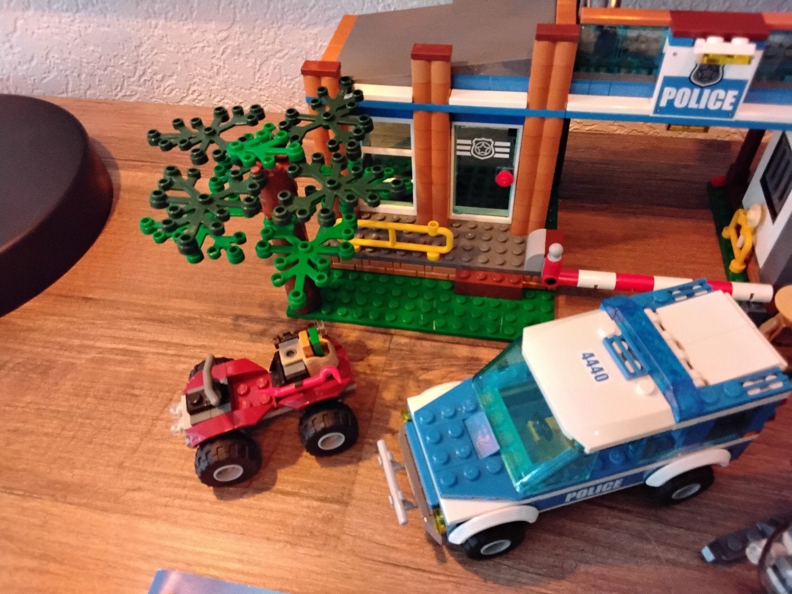 Foto 5 van LEGO CITY Bos Politiebureau - 4440

Mist alleen de zwarte be