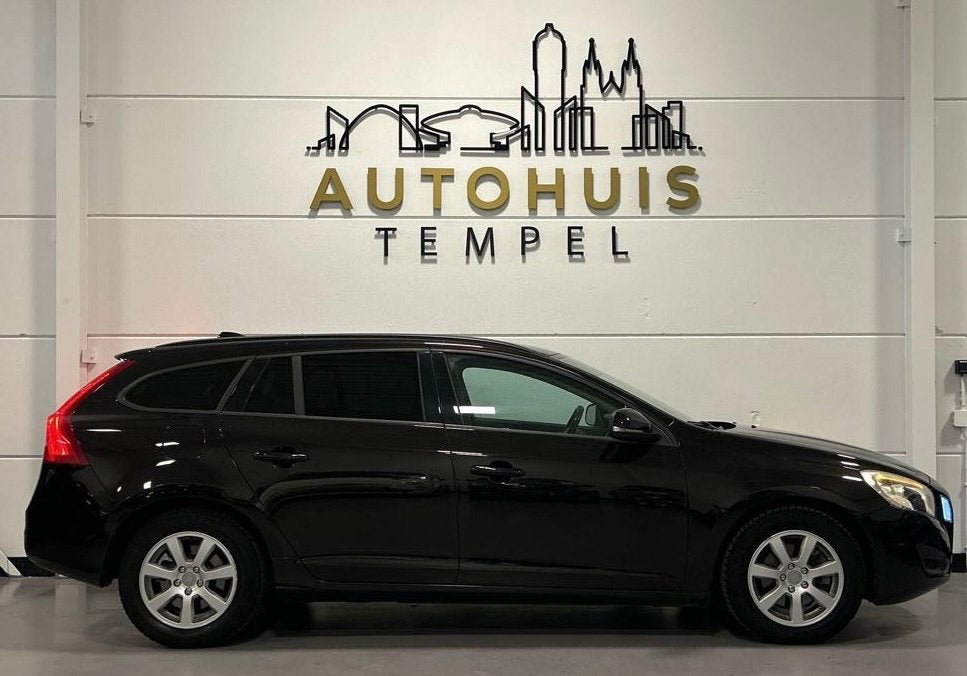 Volvo V60 1.6 D2 Momentum Airco Trekhaak Cruise Bluetooth Pa, Auto's, Volvo, Voorwielaandrijving, Euro 5, Stof, Gebruikt