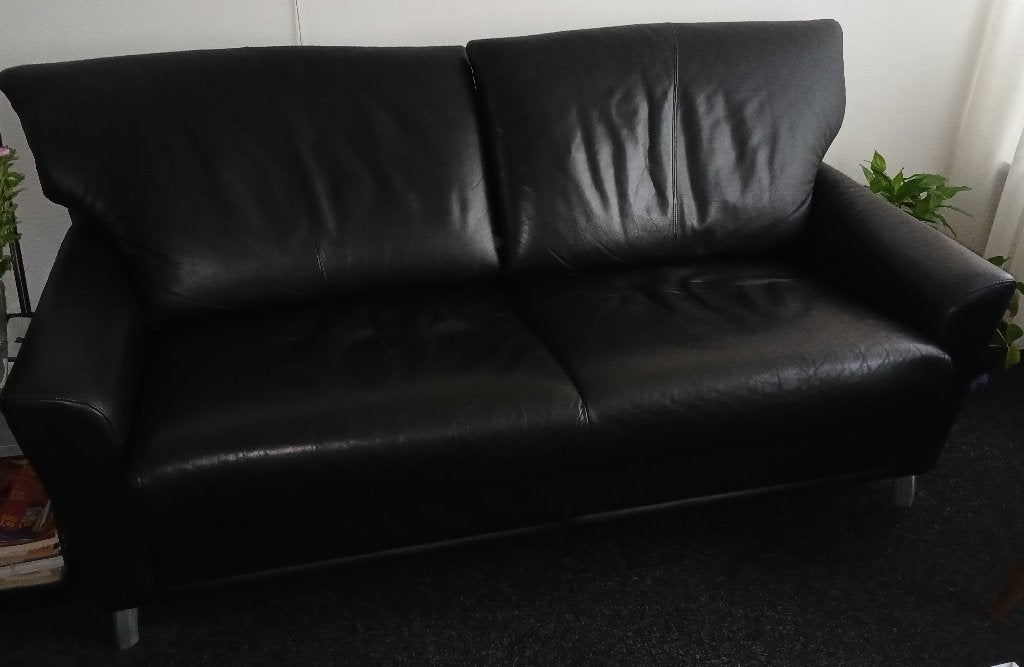 Te koop 2,5/ 3 zit zwarte lederen Leolux bank., Ophalen, Gebruikt, Overige maten, Rechte bank