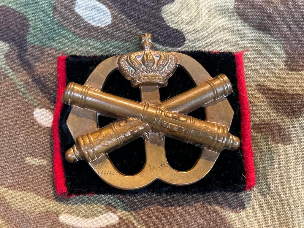 Baretembleem Artillerie Zachtfluwelen Ondergrondje., Verzamelen, Militaria | Algemeen, Verzenden, Landmacht, Nederland, Embleem of Badge