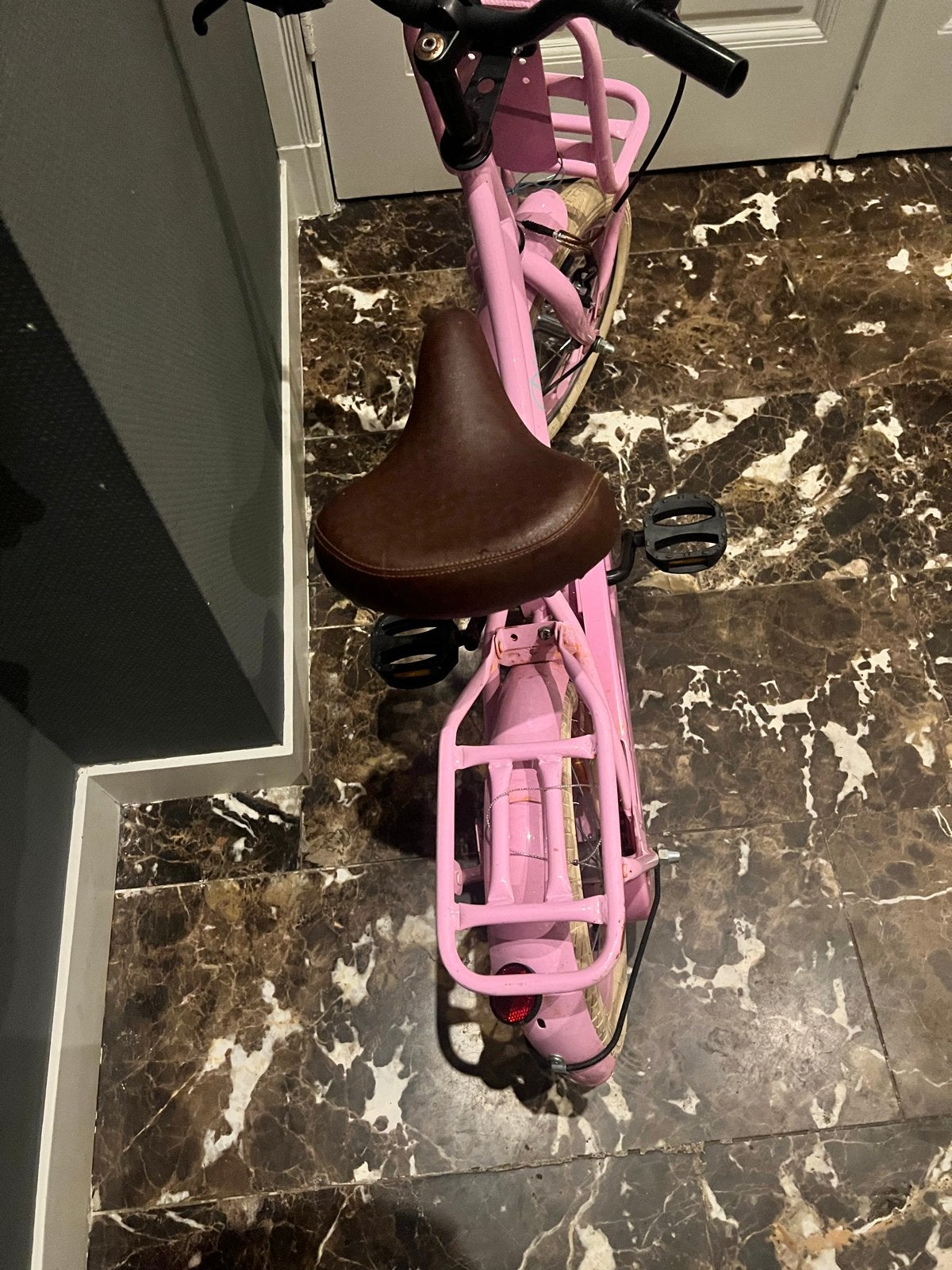 Mooie roze kinderfiets, klaar voor een nieuwe generatie