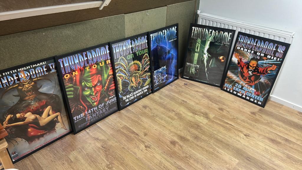 Thunderdome posters 50x70cm, Verzamelen, Ophalen of Verzenden, Zo goed als nieuw, A1 t/m A3, Met lijst