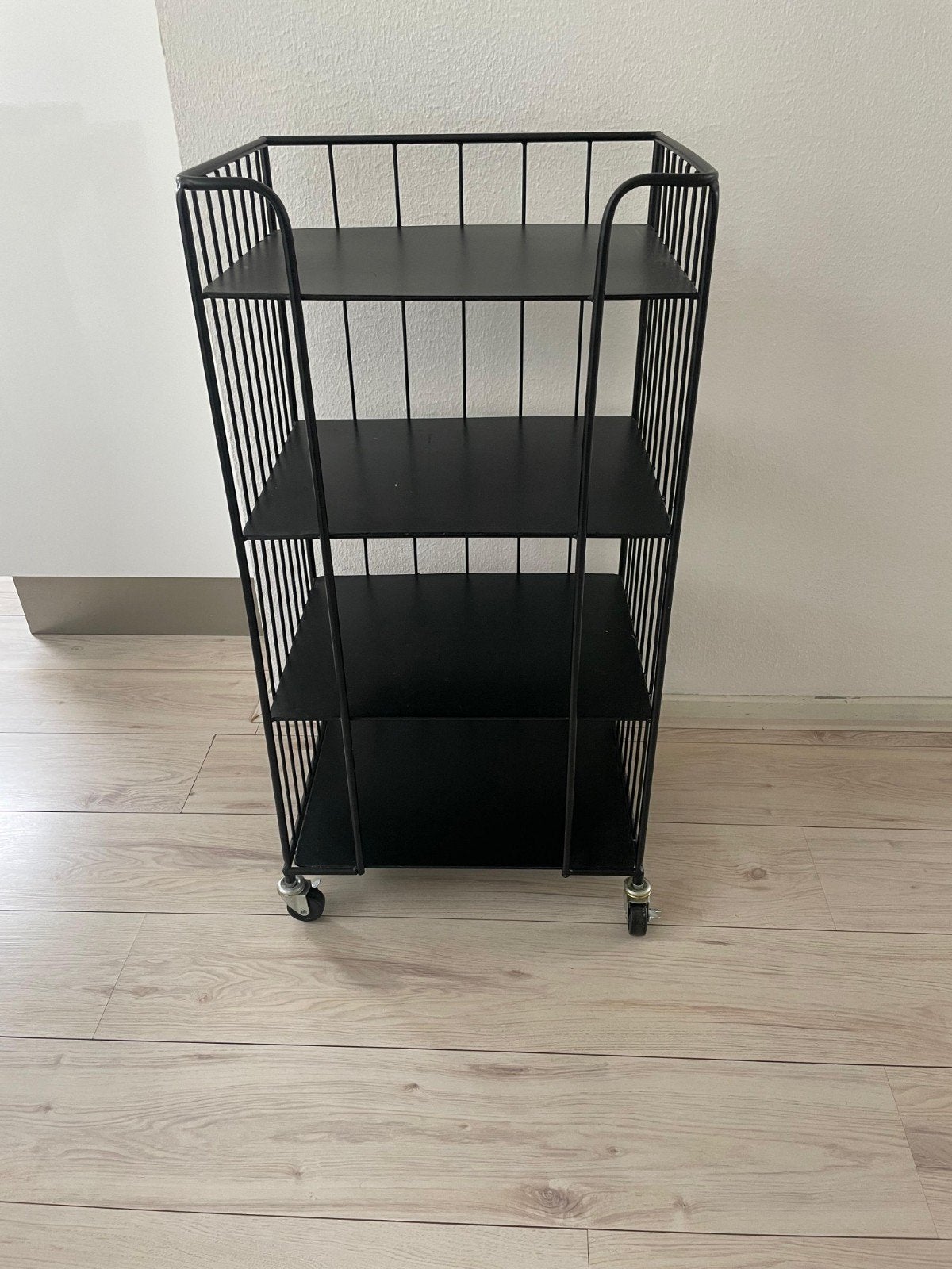 Zwart metalen trolley rek met 3 planken op wielen, Ophalen of Verzenden, Zo goed als nieuw