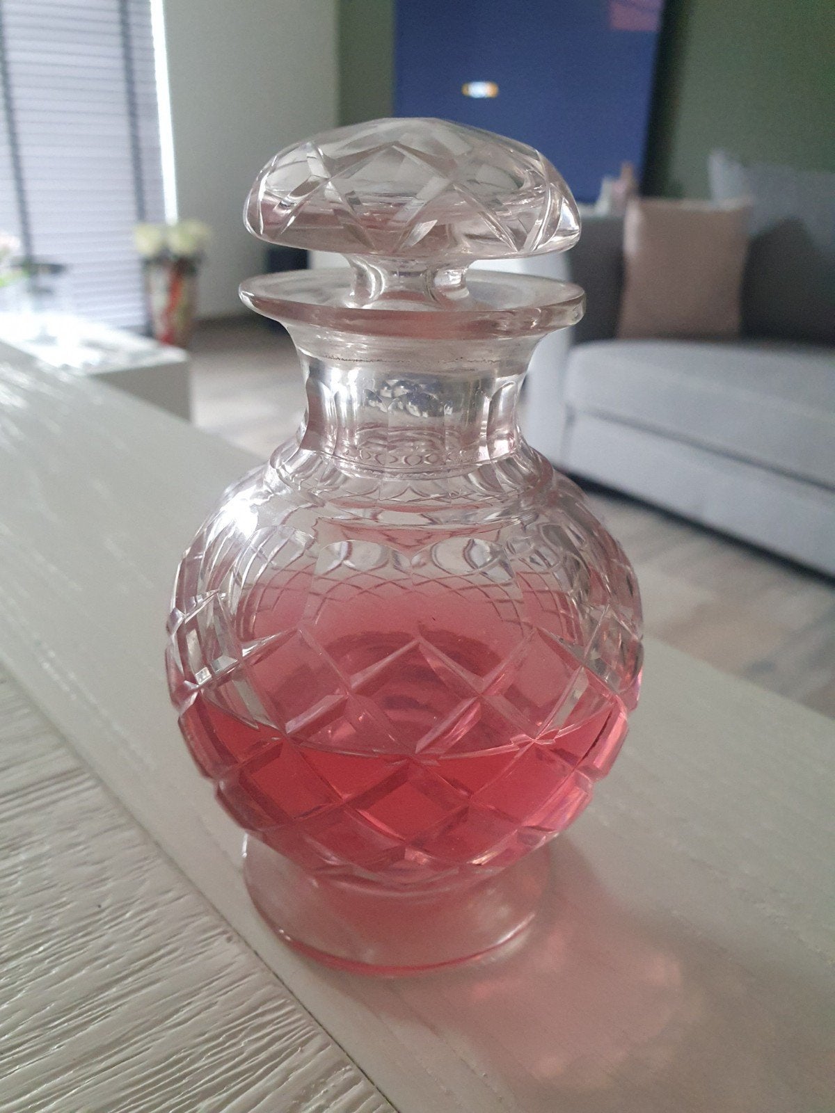 Vintage Kristallen Parfumflesje met Roze Vloeistof, Antiek en Kunst, Ophalen of Verzenden