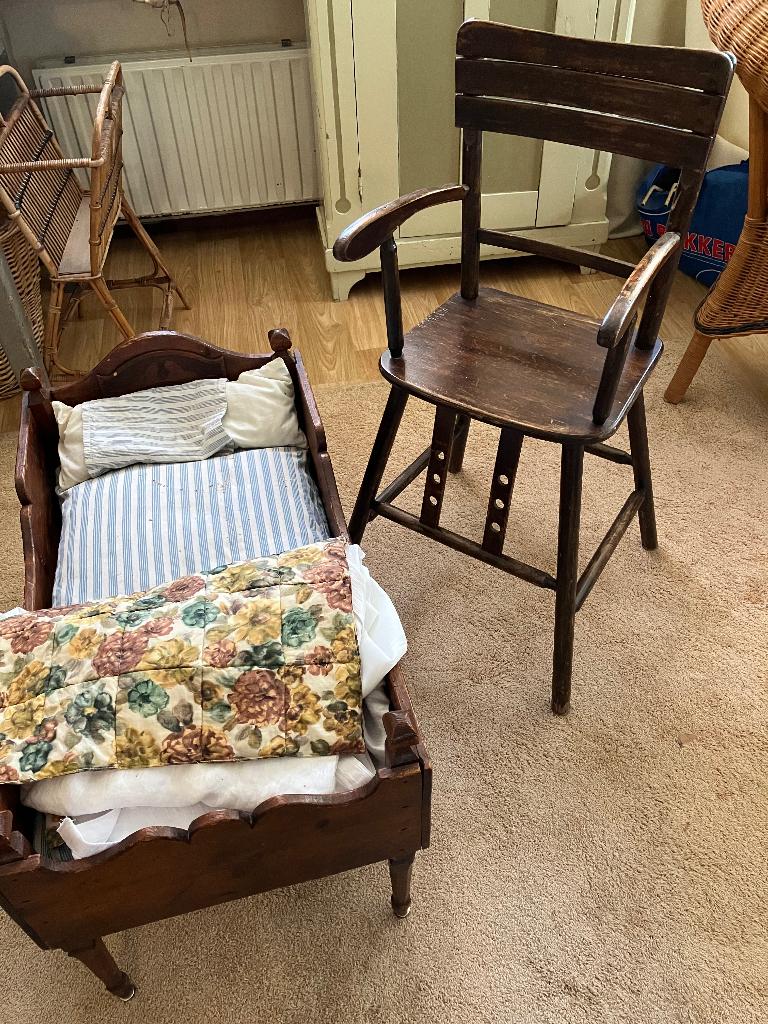 Antiek poppenbed met poppenstoel, Ophalen
