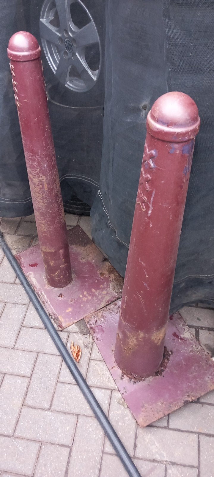 Twee Amsterdamse paaltjes met XXX-logo, Ophalen, Gebruikt