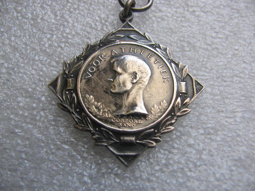 Oude Atletiek Medaille uit 1956, Postzegels en Munten, Penningen en Medailles, Verzenden, Overige materialen, Nederland